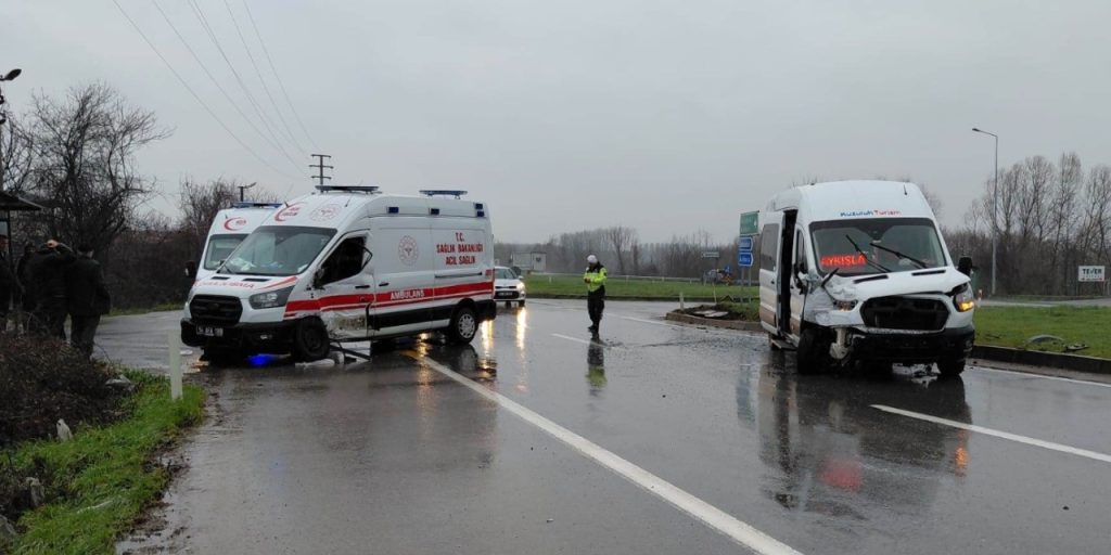 Sakarya’da feci kaza! 3’ü sağlıkçı 10 yaralı