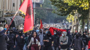 Arnavutluk’ta hükümet karşıtı protestolar büyüyor: Polis ile göstericiler çatıştı