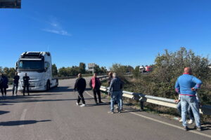 İtalya’da akaryakıt protestoları büyüyor: Şoförler yolları ve limanları kapattı